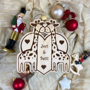 Szerelmes zsiráfok karácsonyfadísz egyedi nevekkel