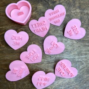 Sütiforma és feliratos szivek