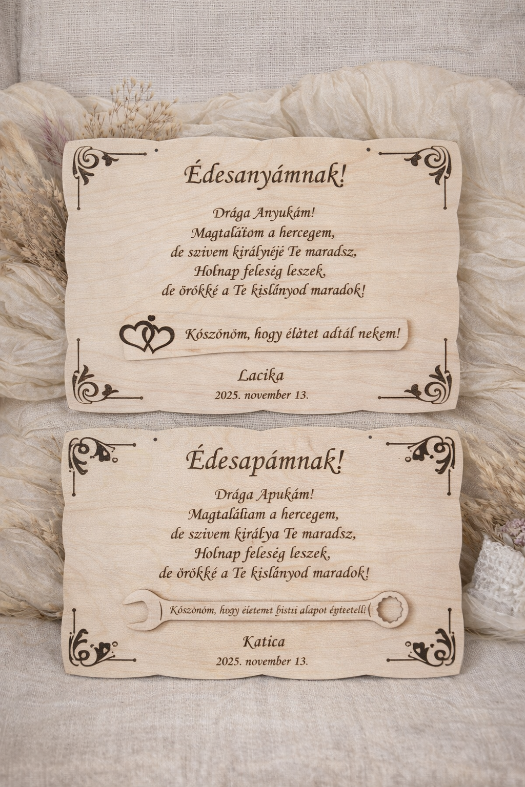 Esküvői szülőköszöntő tábla csomag, villáskulccsal és fakanállal -Édesapáknak és Édesanyáknak